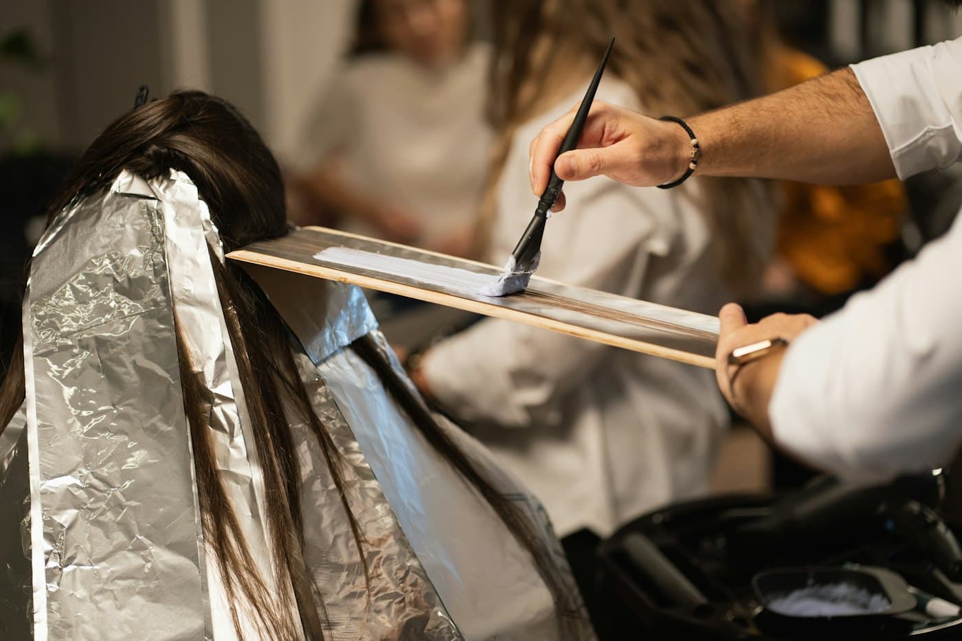 Peluquera aplicando mechas con papel de aluminio